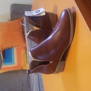 New with tags Universal Tread brown cutout boots
